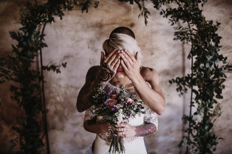 una boda industrial - novios tatuados - editorial moda nupcial