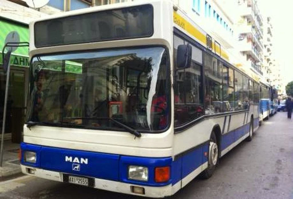 Χαλκίδα: Αστικό λεωφορείο πήρε «σβάρνα» την πόρτα του αυτοκινήτου που είχε σταθμεύσει παράνομα στην οδό Κώτσου