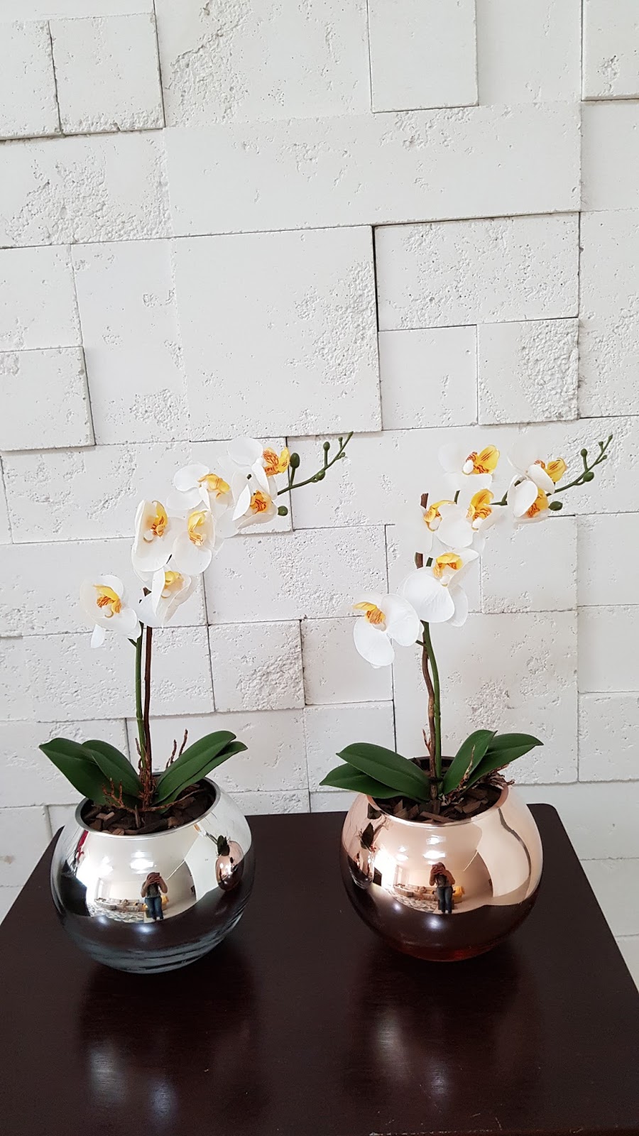 Samara Flores: Mini orquideas brancas toque real com miolo amarelo e laranja