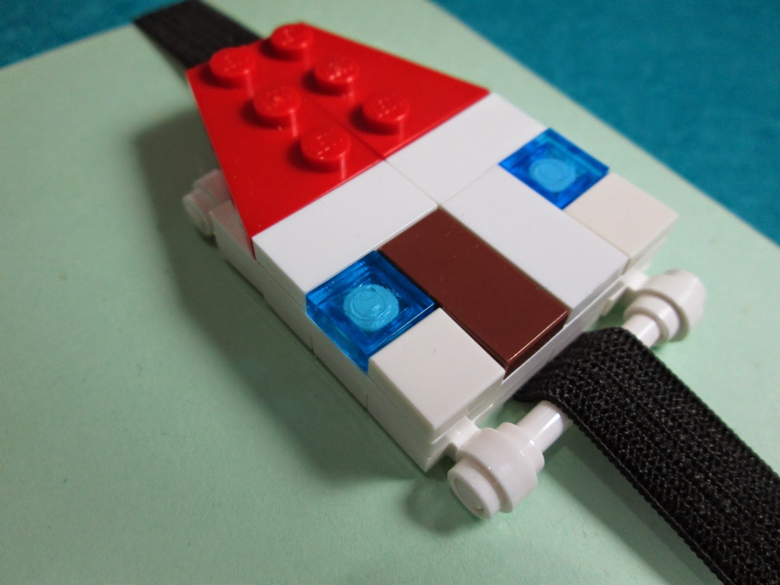 MOC LEGO - elástico para fechar livro decorado com construção em peças LEGO