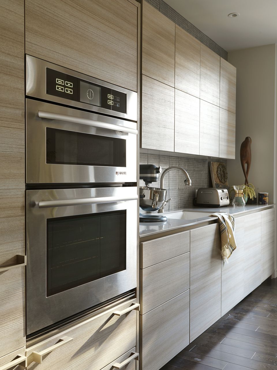 A Neutral Kitchen Adds Flexibility Allowing The Food Flowers And Wine To Shine Innovative Kitchen Designs By Poggenpohl