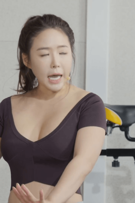 가녀린 팔뚝을 만드는 요가녀