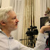 Ένα γατάκι δώρο στον ιδρυτή των Wikileaks από τα παιδιά του...