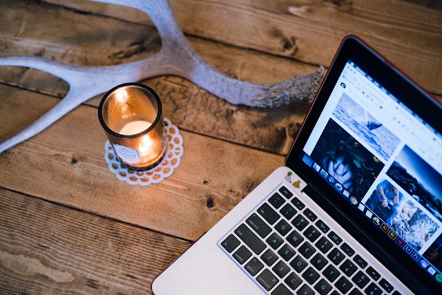 Jenis jenis dan tipe blogging JENIS Dan TIPE BLOGGING Secara luas ada tiga jenis blogging. Blogging Uang: tujuan utama adalah untuk mendapatkan uang dengan blog. Uang yang didapatkan dengan sebuah blog dengan menjual produk dan jasa. Produk dan layanan adalah produk pribadi blog atau orang lain, yang menjual (blogger) hasil dari komisi. Tampilan iklan banner dan iklan teks, ini juga sumber lain untuk menghasilkan uang dengan blog. Blogging Bisnis: itu berarti untuk mempromosikan sebuah bisnis. Ini tidak langsung bertindak sebagai alat pemasaran untuk meningkatkan penjualan bisnis. Ini juga bekerja sebagai gambaran pembangun bisnis. Apapun jenis bisnis yang Anda memiliki Anda dapat mendukung hal ini dengan memulai sebuah blog. Orang akan membaca blog Anda dan memiliki pemahaman yang lebih mengenai produk Anda dan bisnis Anda. Ini adalah cara paling cerdas, online untuk mengembangkan bisnis Anda, karena Anda tidak perlu menghabiskan banyak biaya. Jika Anda sementara melakukan ini. Blogging Amatir: hal ini dilakukan untuk tujuan selain uang. Hal ini dapat menyenangkan, Jaringan dan berbagi pengetahuan. Ini adalah bentuk termudah dari blogging. Itu sebabnya tidak di bawah fokus untuk besar di blogosphere dan tidak banyak ada yang peduli, jika seseorang memulai sebuah blog hanya untuk menikmati dengan itu. Hanya teman dan kolega yang mengunjungi dan mengomentari posting. Ini adalah murni jenis dari blogging pribadi. BAGAIMANAKAH BLOGGING PADA MASA SEKARANG? Sekarang konsep blogging lebih luas daripada sebelumnya. Hal ini telah menjadi begitu kompetitif. Sekarang kualitas lebih penting. Kuantitas bukanlah sebagai layak seperti dulu beberapa tahun yang lalu. Blogging membutuhkan kualitas. Perubahan ini terjadi setelah pertumbuhan blog menjamur. Sekarang hanya mereka yang fokus pada KUALITAS dapat berhasil dan memberikan nilai kepada pembaca mereka. Jadi ini adalah semua tentang apa itu blogging. Bahwa ini mungkin adalah satu-satunya bidang perubahan dengan kecepatan tercepat. Setiap hari perubahan terjadi di dalamnya. Jadi untuk melakukan blogging, seseorang harus waspada dan tangguh di alam maya. Ini adalah semangat dasar yang diperlukan untuk melakukan blogging. Jika Anda memiliki potensi untuk memberikan barang-barang yang kualitas, Anda harus bahagia karena Anda bisa menjadi blogger yang sukses dengan mudah. Hanya tetap pada kualitas, konsisten dan kemudian menikmati keajaiban blogging, dan saya akan berbagi dengan Anda di postingan berikutnya. Dalam posting berikutnya kita akan membahas: bagaimana dan penelitian apa yang harus dilakuan untuk memulai sebuah blog?
