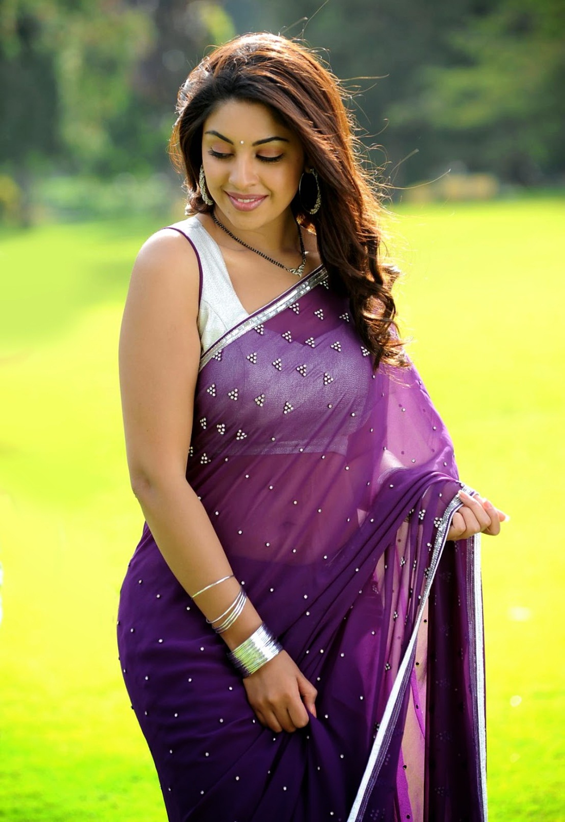 Top 10 Indian girls in Saree looking very hot - Rite buzz