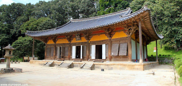 Altar principal Muryangsujeon del templo Buseoksa