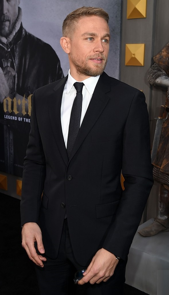 чарли ханнэм 2022. актер сыгравший артура. чарли ханнэм меч короля. чарли ханнэм 2015. Charlie hunnam король артур.