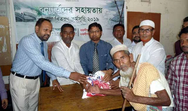 Islamic Bank distributes relief to flood victims in Bakshiganj