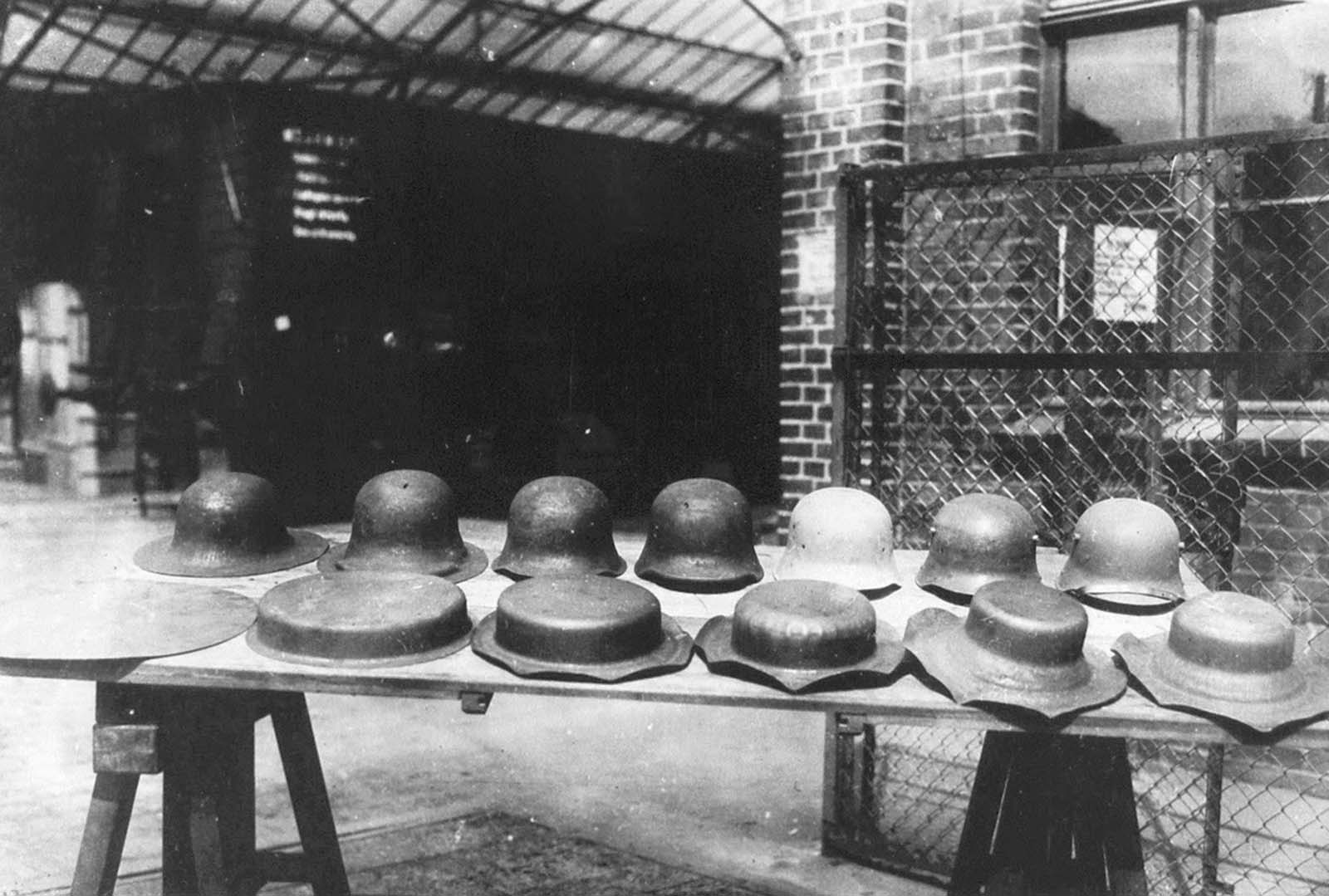 Eine Ausstellung, die die verschiedenen Phasen des Helmherstellungsprozesses für Stahlhelme für die Kaiserliche Deutsche Armee von 1916 bis 1918 zeigt.