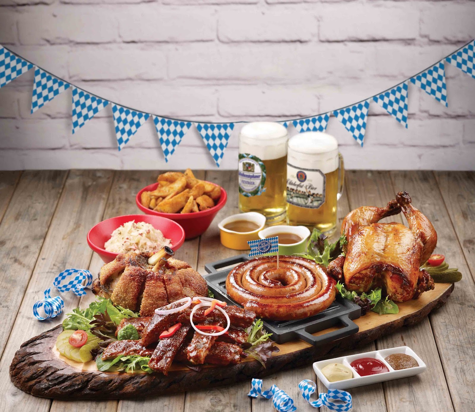 немецкая кухня. традиционная немецкая кухня. баварская кухня. баварские сосиски в германии. шманкельплатте.