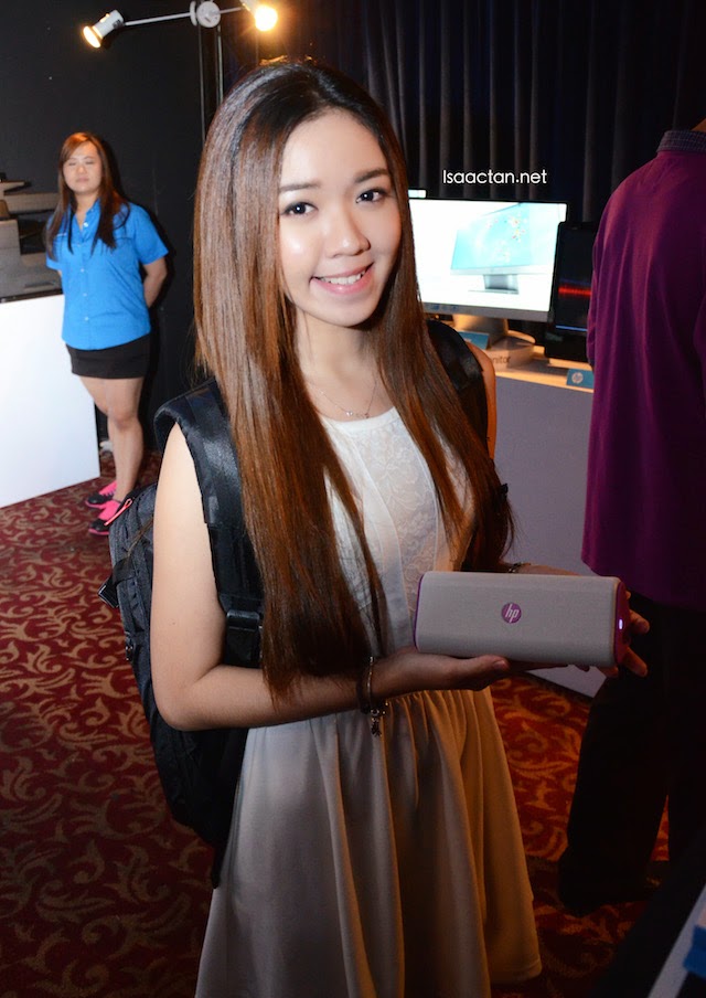 Pretty lady at the launch showcasing the backpack, and HP accessories. 
