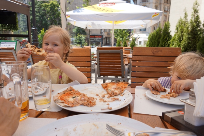 Bukarest, Romania ja lasten kanssa matkustaminen. Ruokailut, ravintolat ja hintataso.