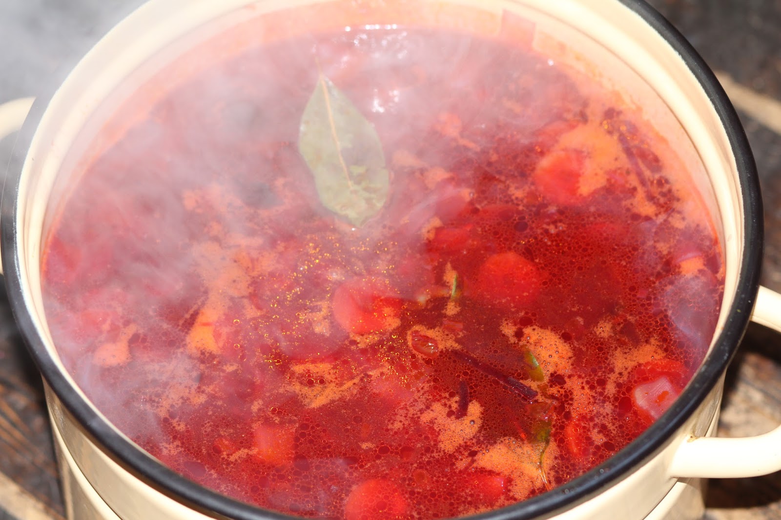 Готовка борща. Бульон для борща. Пошаговое приготовление борща. Борщ со свеклой. Борщ с мясом.