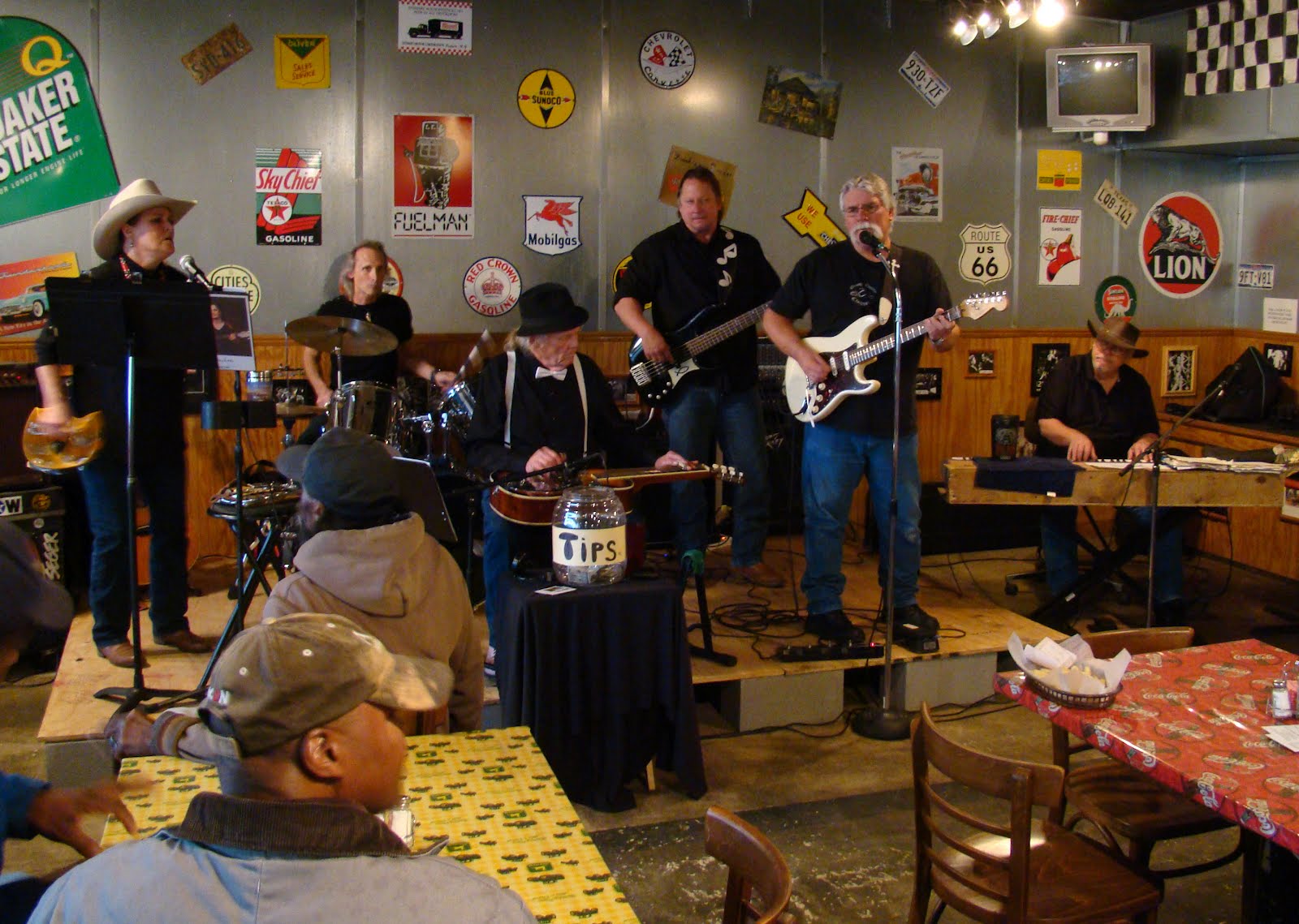 the NAVASOTA CURRENT The Navasota String Band brings bluegrass to the