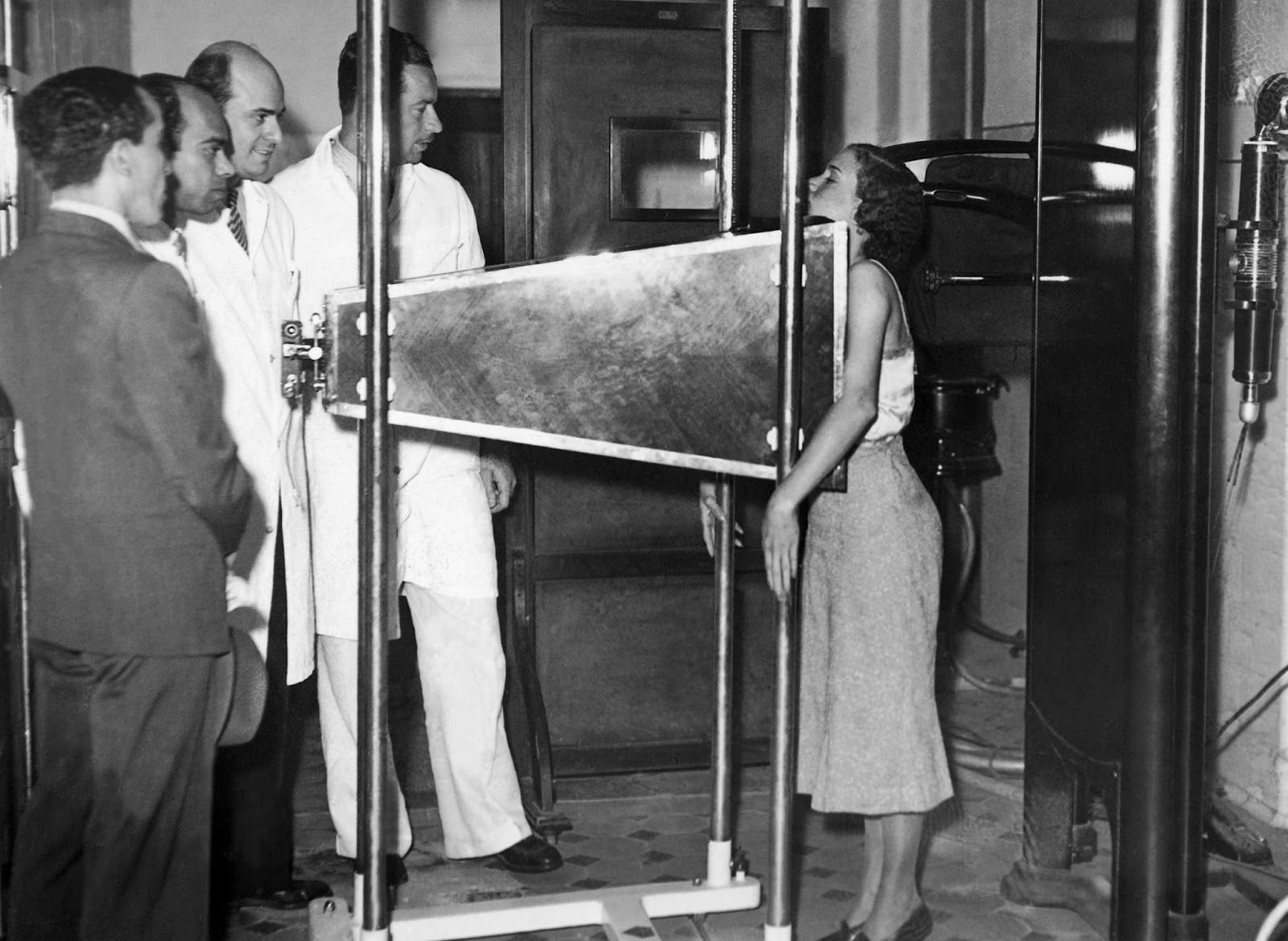Первый аппарат в мире. Рентгеновские аппараты 20 века. Первый рентгеновский аппарат 20 век. Рентгеновское излучение 19 века. Рентген аппарат 19 века.