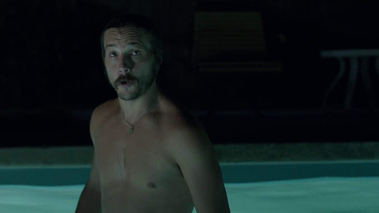 Logan Marshall-Green Mostra Il Sedere.