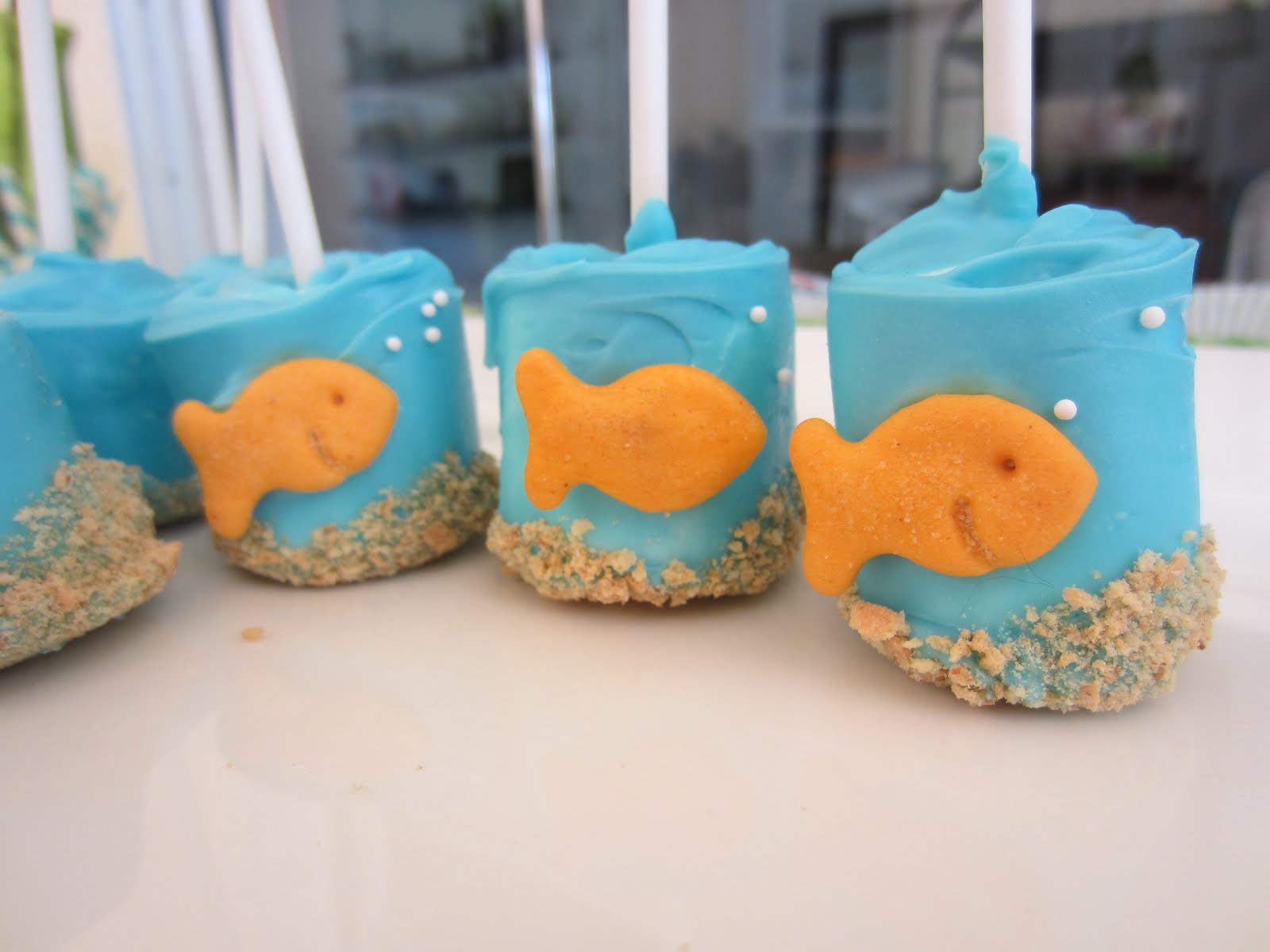 the essence Goldfish Marshmallow Pop Tutorial