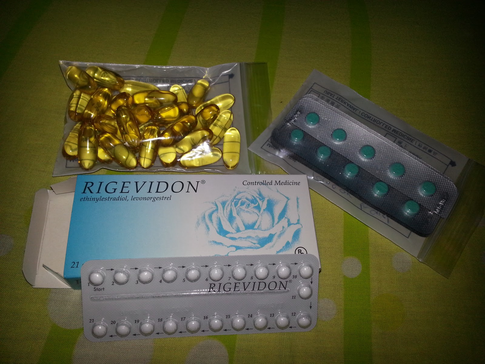 Противозачаточные таблетки для мужчин название. Ригевидон таб. Противозачаточные ригевидон. Противозачаточные таблетки в баночке. Rigevidon таблетки.