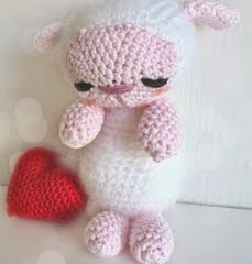 http://www.mediafire.com/view/m7p8wkejnod6eea/Patr%C3%B3n_amigurumi_ovejita_dormilona.pdf