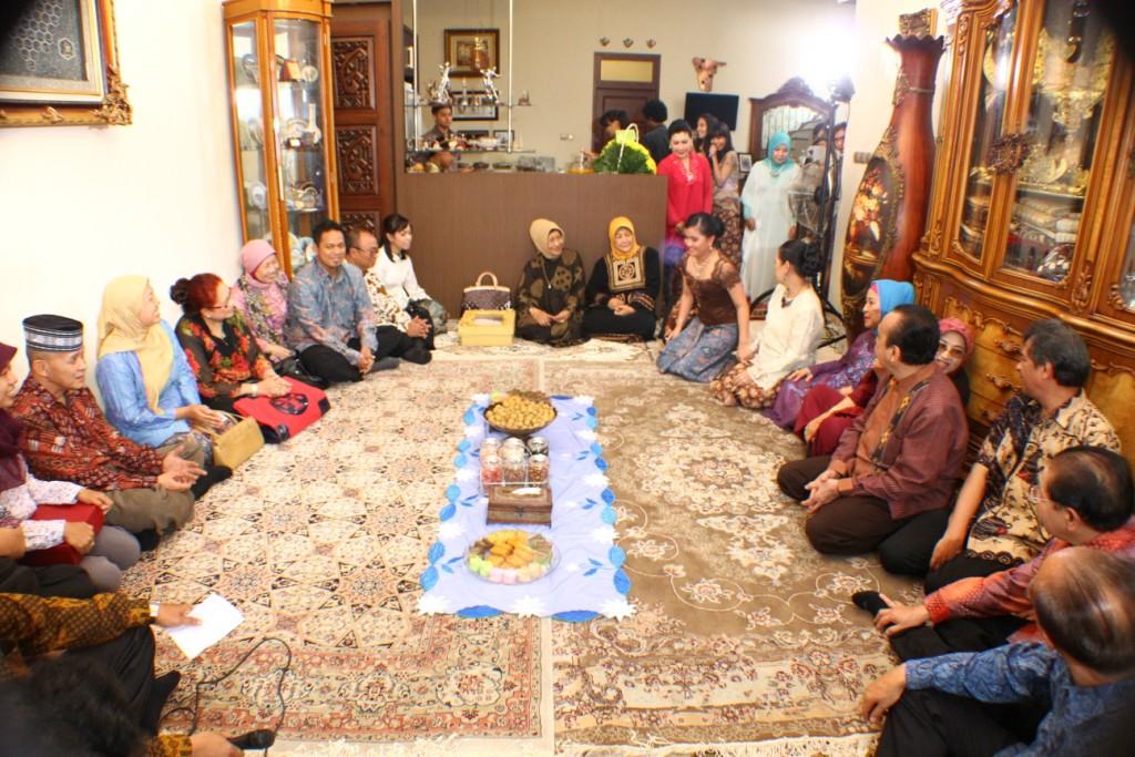 25+ Inspirasi Keren Dekorasi Lamaran Di Rumah Lesehan