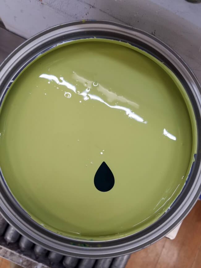28 Fascinating Pictures That Will Satisfy Every Perfectionist - I dispensed some dark green paint into a gallon and made a perfect teardrop.