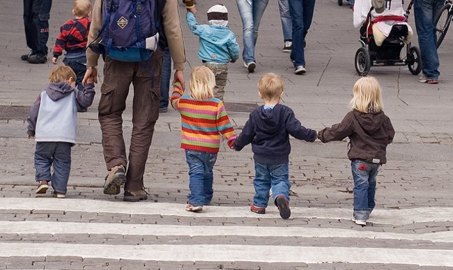 Educación vial.: Caminar por la calle con un niño
