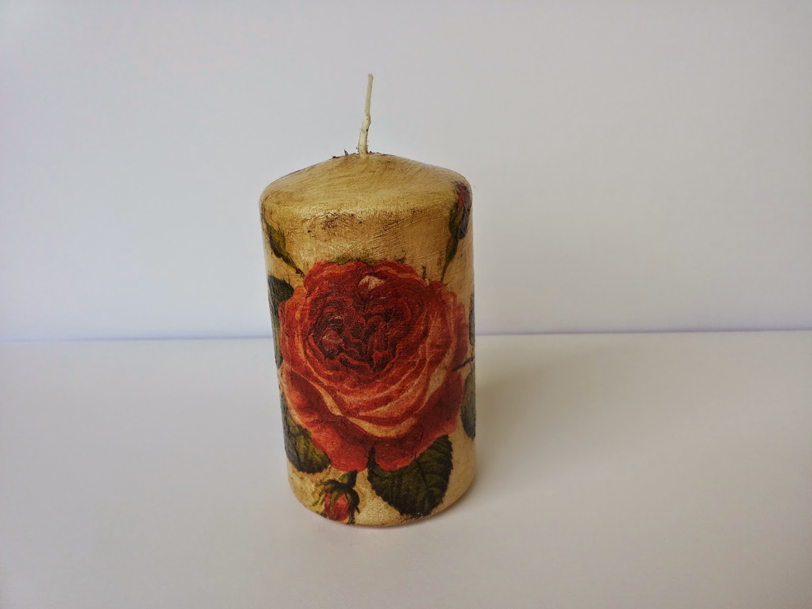 Martinel Винтидж рози ( Vintage roses candle and candlestick)