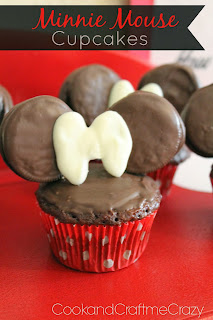 http://cookandcraftmecrazy.blogspot.com/2013/12/minnie-mouse-cupcakes.html