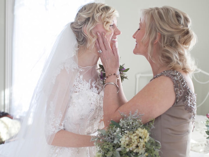 молодая мама невесты. платье маме на свадьбу дочери. свадебный образ мамы. прическа на свадьбу для мамы жениха. молодая мама невесты.