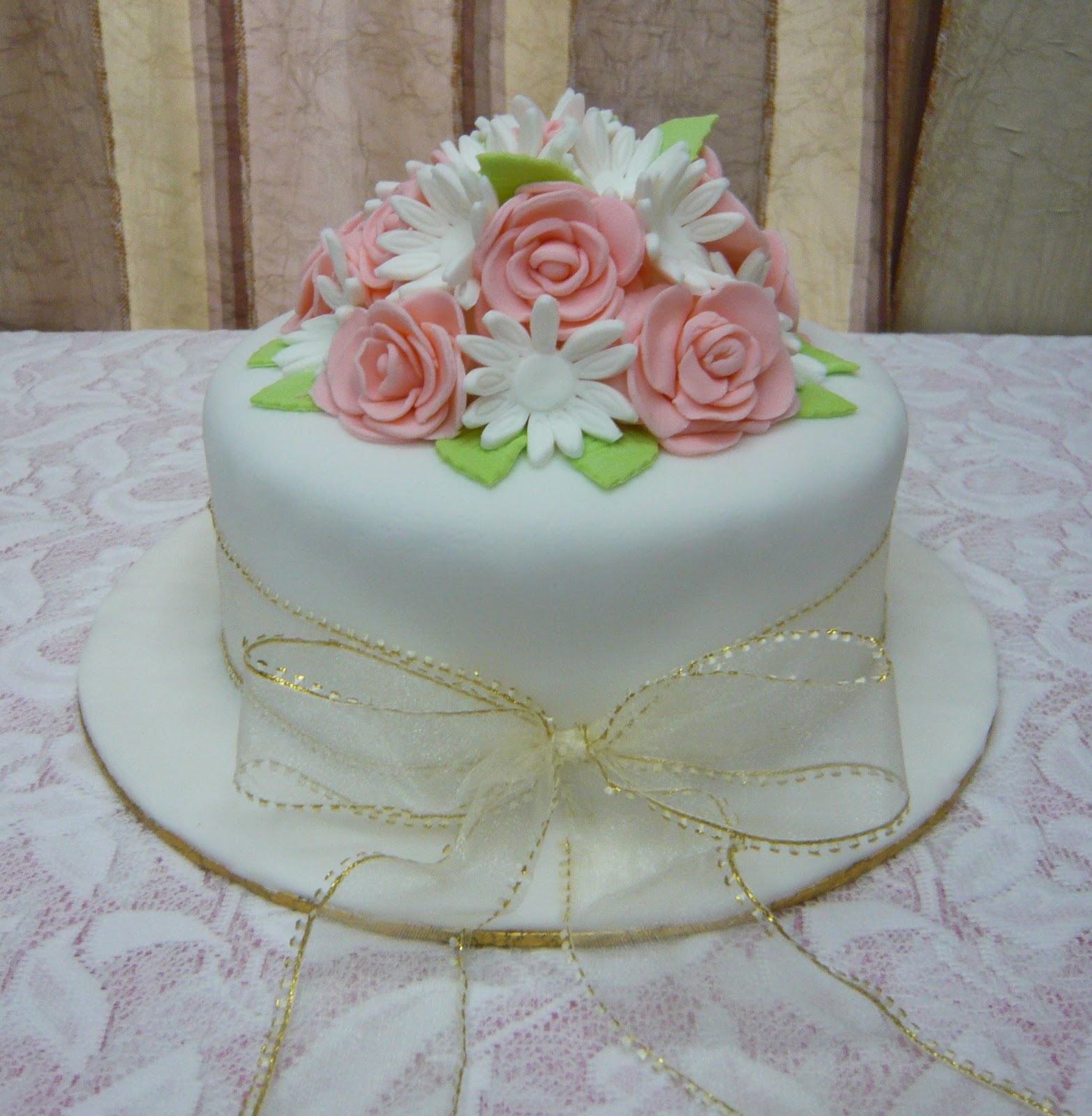 Jenn Cupcakes & Muffins Roses and Daisies Wedding Cake