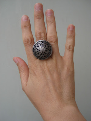 Tutorial anillo hecho con un botón. Button ring DIY. Bague bouton.