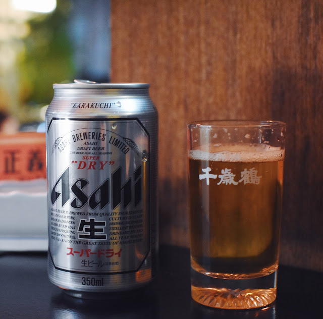 『咔』的一聲，我打開瓶裝的Asahi啤酒，喝了一口，忍不住皺了一下眉頭，要是啤酒能再冰一點應該會更好。