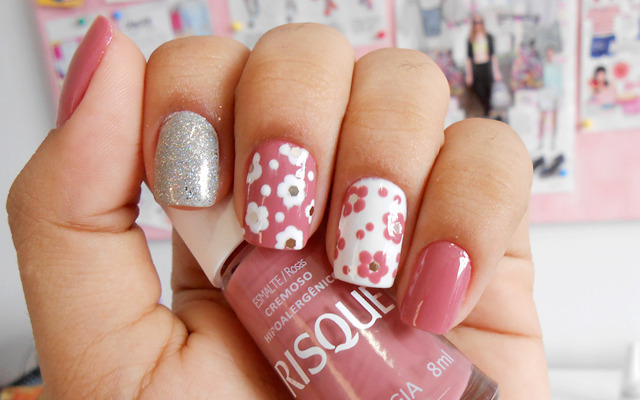 Featured image of post Unhas Decoradas Com Flores Delicadas Mira que bonita quedan estas flores f ciles de hacer con el color plateado tendr protagonismo este a o