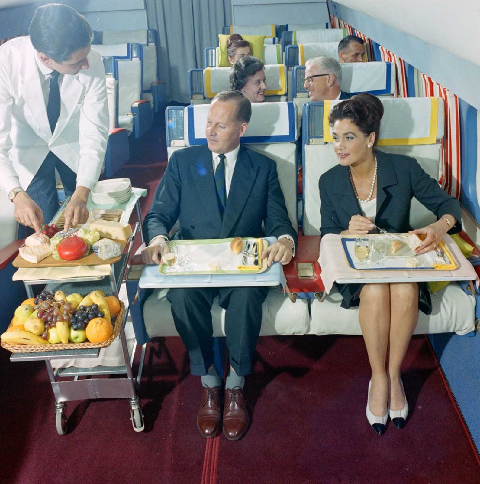 Flying First Class in the 1960s Seen Through Amazing Photographs - Rare ...
