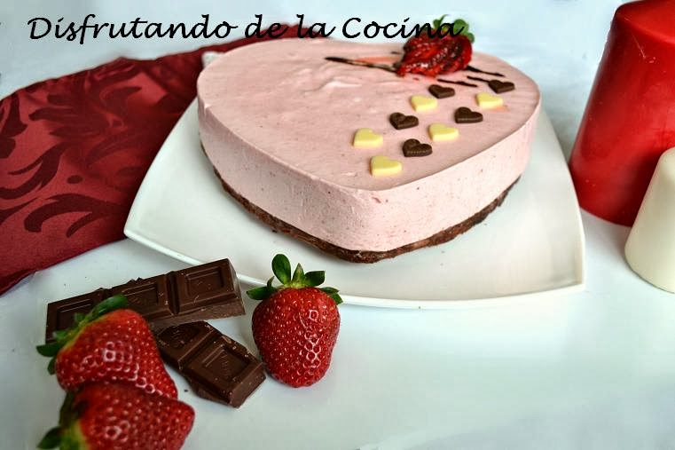 MOUSE DE FRESA CON BASE DE BROWNIE DE CHOCOLATE NEGRO 