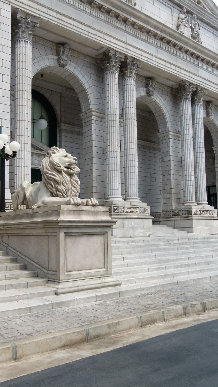 Lion statue at an entrance of a building free picture for commercial use