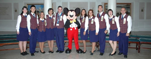 Funcionários da Disney com Mickey. Foto - Reprodução