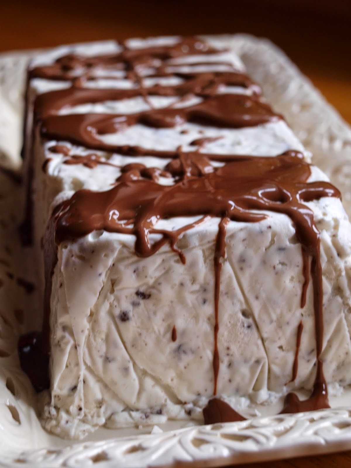 Sapori & Colori Meringue Gelato Cake with chocolate sauce