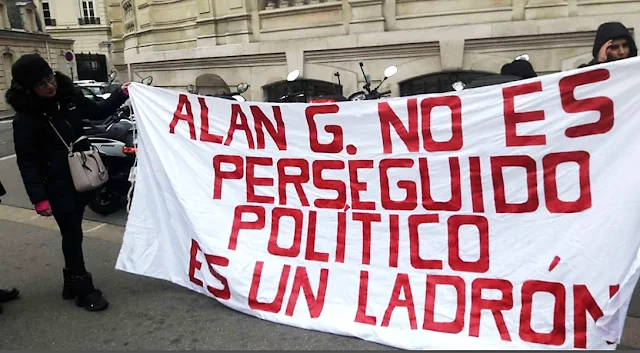 Peruanos protestan en Francia en contra del asilo de Alan García