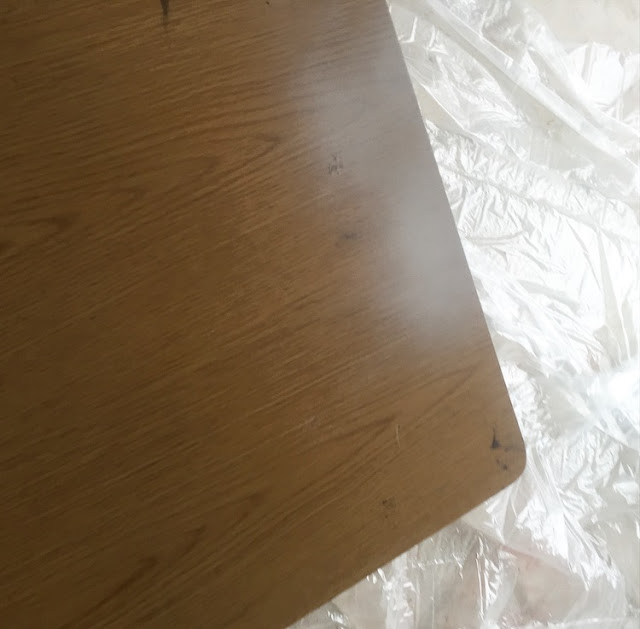 How to Makeover an Old School Desk with Spray Paint #DIY