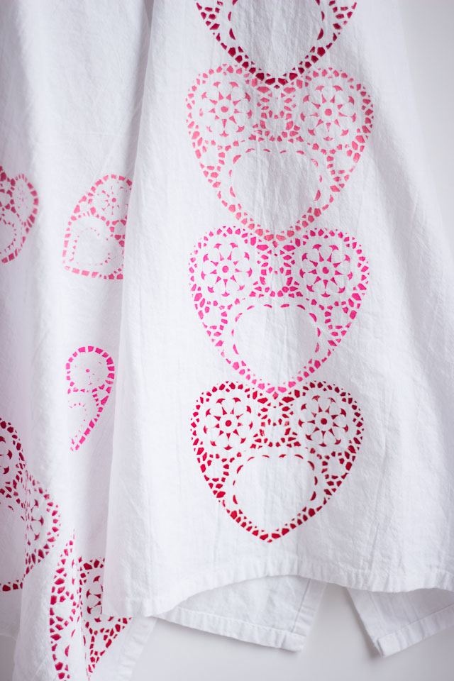 Doily stamped tea towels - a sweet Valentine's Day gift to give to a friend! | http://www.designimprovised.com