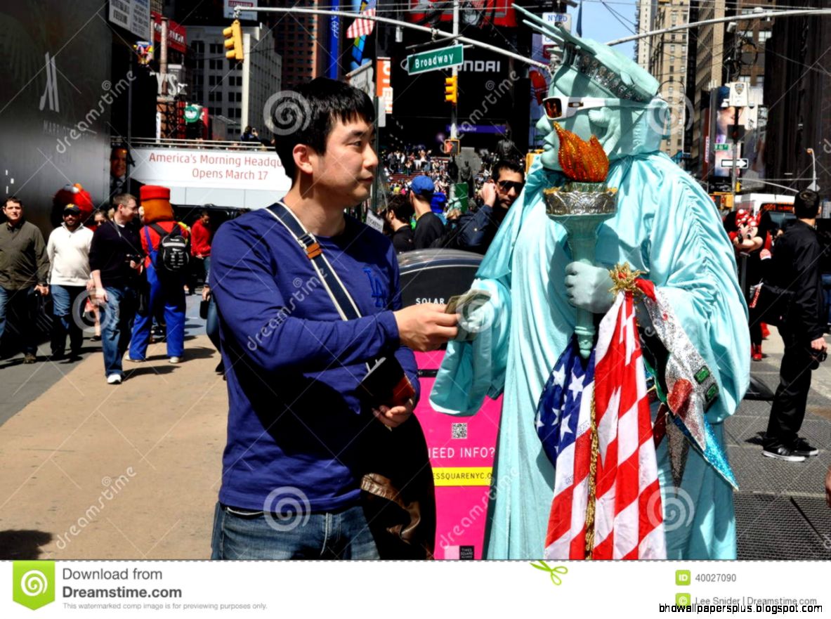NYC Asian Tourist Posing At Empire State Building Editorial Photo
