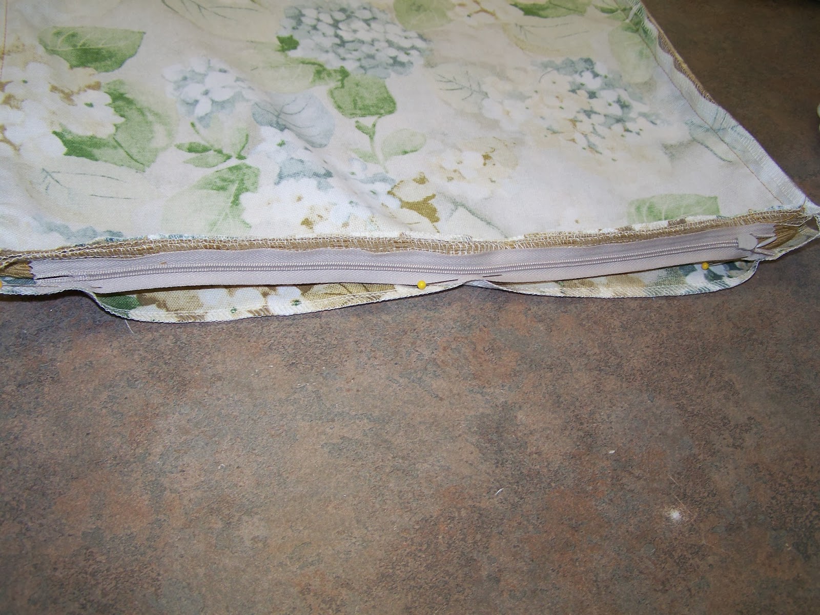 sewcreatelive Sewing a Pillow with a Cording Edge and Invisible Zipper