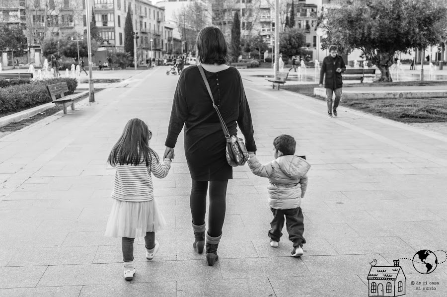 familia canguro en el parque