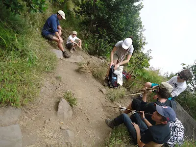Perjalan menuju danau Segara Anak bersama di Plawangan Sembalun ke lereng kawah Gunung Rinjani
