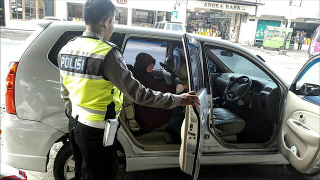 Kasihan! Ibu ini Diturunkan dari Bus Karena tak Punya Uang Hingga Akhirnya Pingsan Kasihan! Ibu ini Diturunkan dari Bus Karena tak Punya Uang Hingga Akhirnya Pingsan