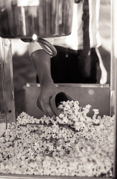 Budget-friendly cocktail hour alternatives for your wedding DIY popcorn bar | Lindsay Eryn Budget-friendly cocktail hour alternatives for your wedding | Lindsay Eryn
