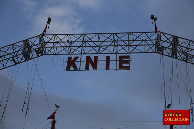 le montage de la Grande Arche du Cirque Knie 