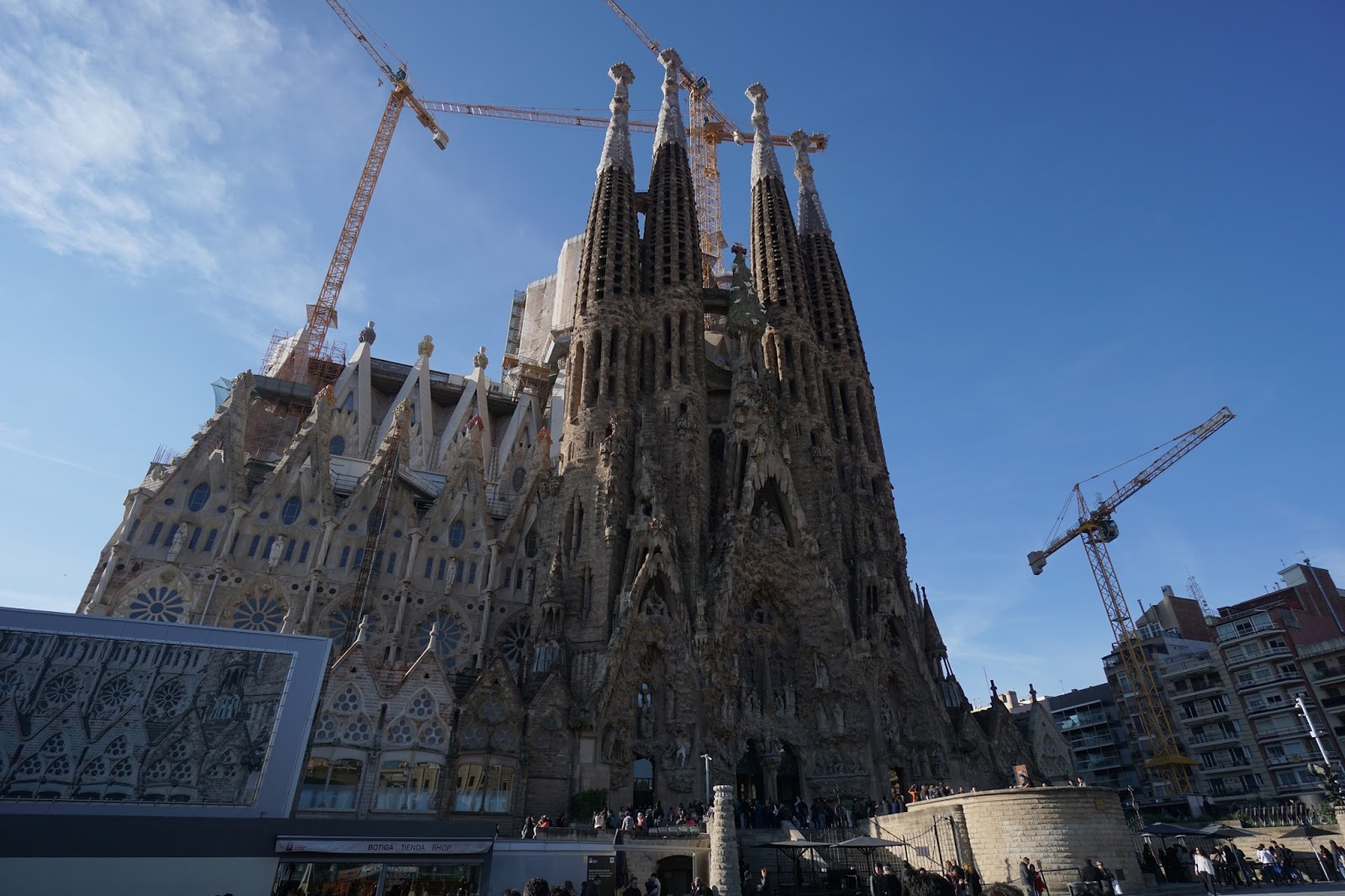観光地の定番 建設中の世界遺産 サグラダ ファミリア Sagrada Familia を見学 バルセロナ旅行 Happy Traveler