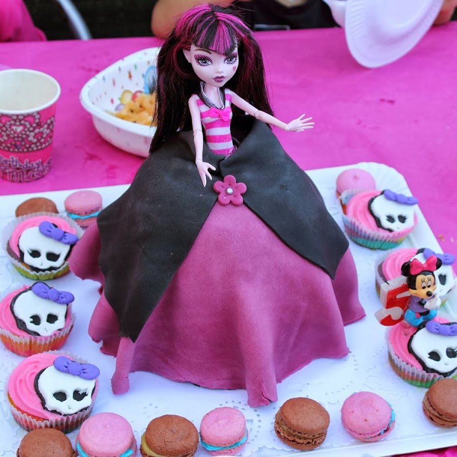 http://cuantodulce.blogspot.com.es/2013/09/tarta-monster-hight.html